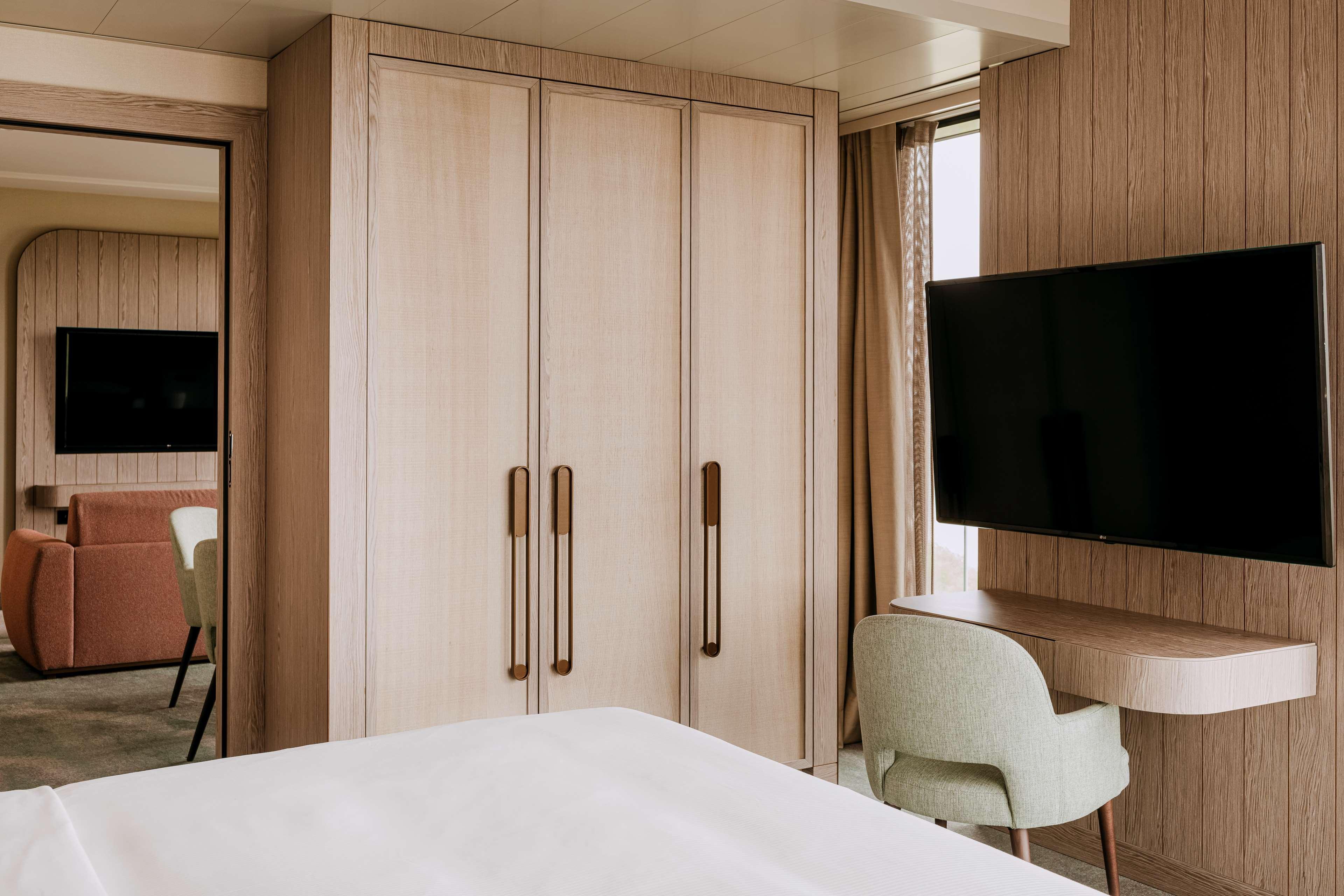 Hilton And Курортний комплекс 5*